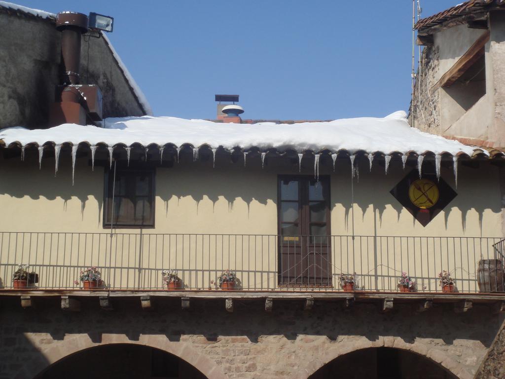 Hotel Cal Sastre Santa Pau Extérieur photo
