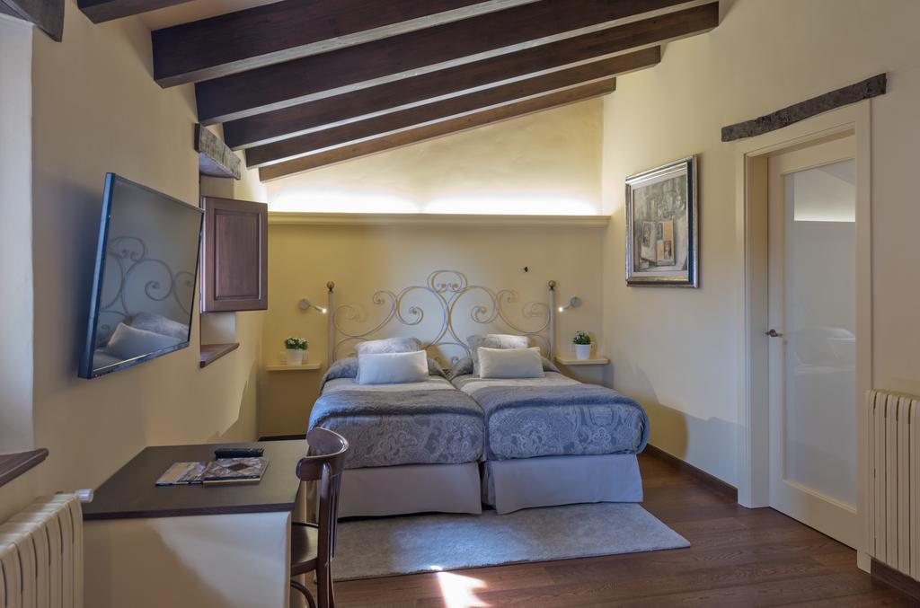 Hotel Cal Sastre Santa Pau Extérieur photo
